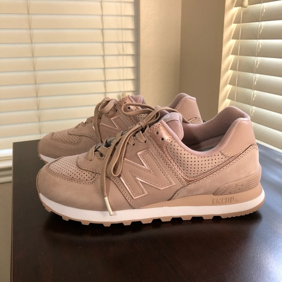 new balance 420 trainers with rose gold trim in pink